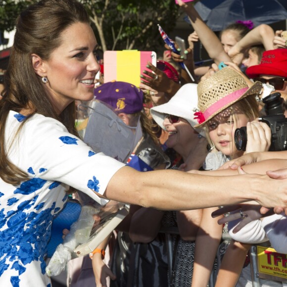 Kate Middleton, duchesse de Cambridge, salue la foule en arrivant à Brisbane lors de sa tournée officielle avec le prince William en Nouvelle-Zélande et en Australie, le 19 avril 2014
