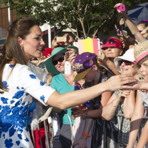 Kate Middleton, duchesse de Cambridge, salue la foule en arrivant à Brisbane lors de sa tournée officielle avec le prince William en Nouvelle-Zélande et en Australie, le 19 avril 2014