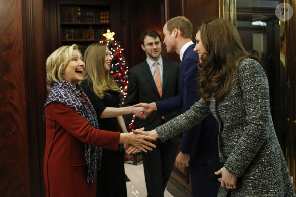 La duchesse de Cambridge salue Hillary Clinton lors d'une réception à New York le 8 décembre 2014.