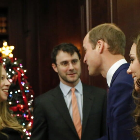 La duchesse de Cambridge salue Hillary Clinton lors d'une réception à New York le 8 décembre 2014.