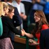 La duchesse Catherine de Cambridge salue Josh Hartnett et sa compagne Tamsin Egerton à Wimbledon le 8 juillet 2015.