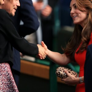 La duchesse Catherine de Cambridge salue Josh Hartnett et sa compagne Tamsin Egerton à Wimbledon le 8 juillet 2015.