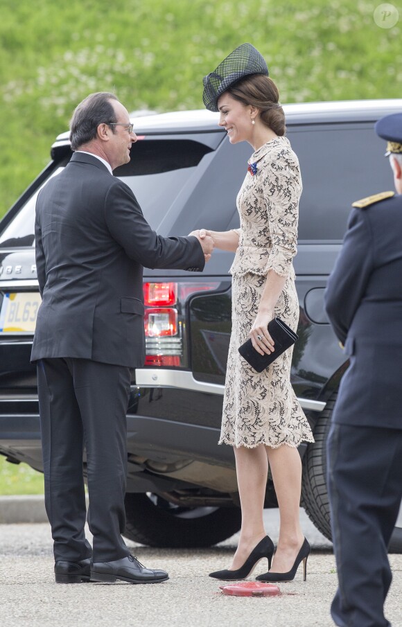La duchesse Catherine de Cambridge salue le président François Hollande avant le dévoilement de la plaque inaugurale de la nouvelle aile du musée lors des commémorations du centenaire de la Bataille de la Somme à Thiepval, le 1er juillet 2016