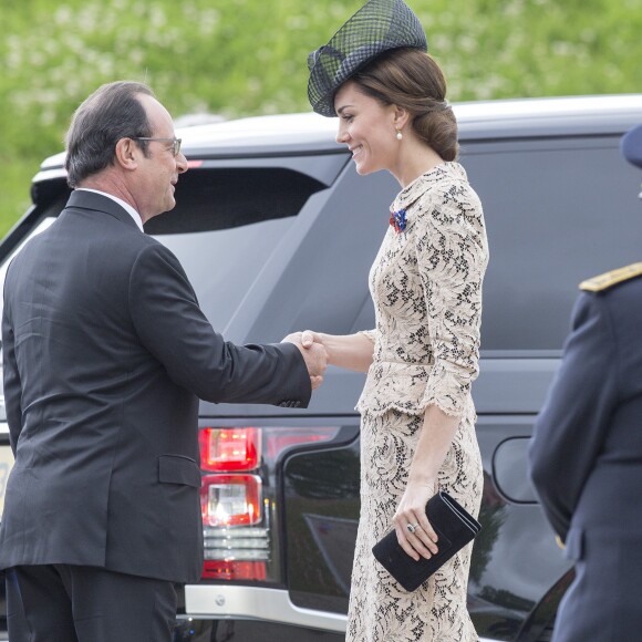 La duchesse Catherine de Cambridge salue le président François Hollande avant le dévoilement de la plaque inaugurale de la nouvelle aile du musée lors des commémorations du centenaire de la Bataille de la Somme à Thiepval, le 1er juillet 2016