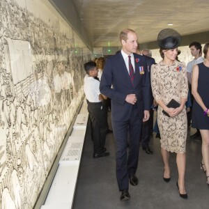 Le prince William et Kate Middleton, duchesse de Cambridge, lors du dévoilement de la plaque inaugurale de la nouvelle aile du musée lors des commémorations du centenaire de la Bataille de la Somme à Thiepval, le 1er juillet 2016