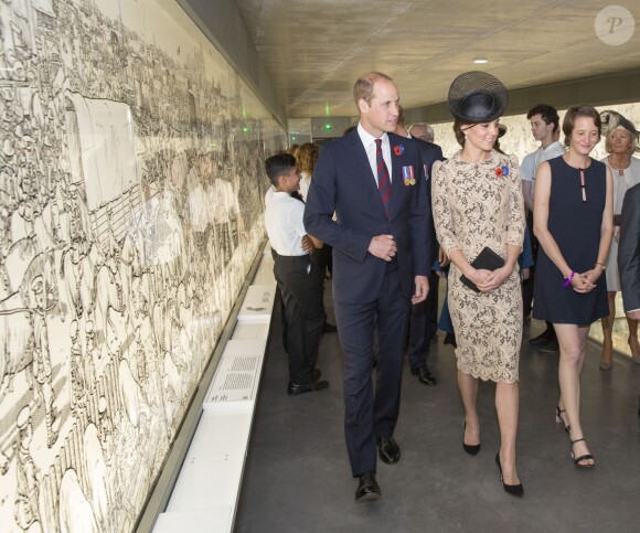 Le prince William et Kate Middleton, duchesse de Cambridge, lors du dévoilement de la plaque inaugurale de la nouvelle aile du musée lors des commémorations du centenaire de la Bataille de la Somme à Thiepval, le 1er juillet 2016
