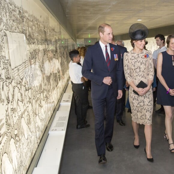 Le prince William et Kate Middleton, duchesse de Cambridge, lors du dévoilement de la plaque inaugurale de la nouvelle aile du musée lors des commémorations du centenaire de la Bataille de la Somme à Thiepval, le 1er juillet 2016