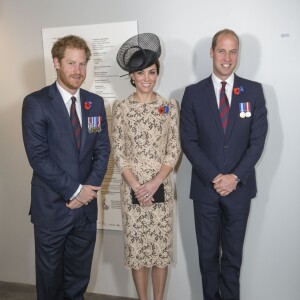 Le prince Harry, Kate Middleton, duchesse de Cambridge, le prince William lors du dévoilement de la plaque inaugurale de la nouvelle aile du musée lors des commémorations du centenaire de la Bataille de la Somme à Thiepval, le 1er juillet 2016