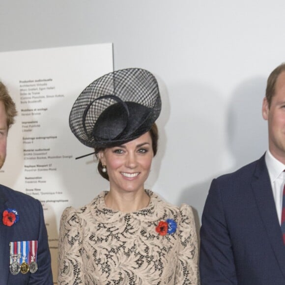 Le prince Harry, Kate Middleton, duchesse de Cambridge, le prince William lors du dévoilement de la plaque inaugurale de la nouvelle aile du musée lors des commémorations du centenaire de la Bataille de la Somme à Thiepval, le 1er juillet 2016