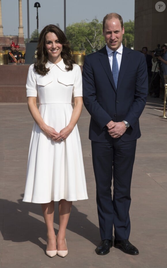 Le prince William et Kate Middleton, duchesse de Cambridge, devant le monument aux morts "Porte de l'Inde" à New Delhi, à l'occasion de leur voyage en Inde le 11 avril