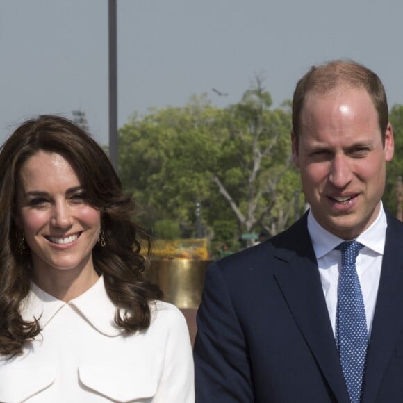 Le prince William et Kate Middleton, duchesse de Cambridge, devant le monument aux morts "Porte de l'Inde" à New Delhi, à l'occasion de leur voyage en Inde le 11 avril