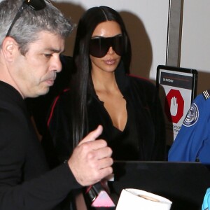 Kim Kardashian et Scott Disick arrivent à l'aéroport de Los Angeles le 11 janvier 2017.