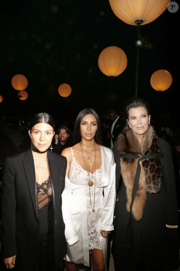 Kourtney Kardashian, Kim Kardashian et leur mère Kris Jenner au défilé de mode "Givenchy", collection prêt-à-porter Printemps-Eté 2017 lors de la Fashion Week de Paris, France, le 2 October 2016. © Christophe Aubert via Bestimage