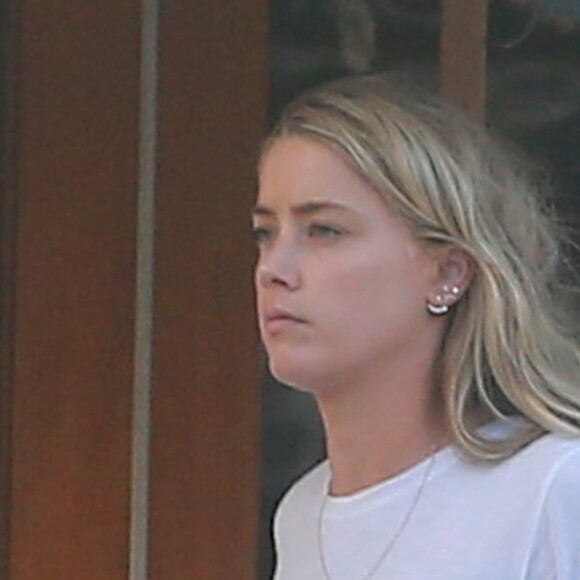 Exclusif - No Web - Amber Heard se promène seule dans les rues de Beverly Hills quelques semaines après son divorce avec Johnny Depp à Berverly Hills le 21 octobre 2016
