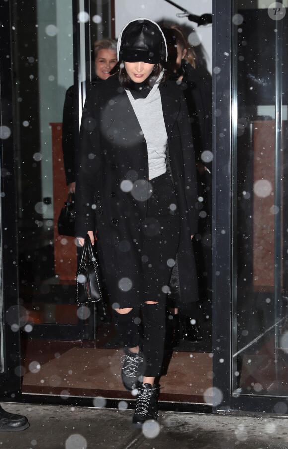 Gigi et Bella Hadid avec leur mère Yolanda quittent leur hôtel à New York le 14 janvier 2017