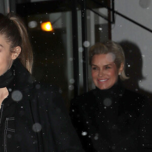 Gigi et Bella Hadid avec leur mère Yolanda quittent leur hôtel à New York le 14 janvier 2017