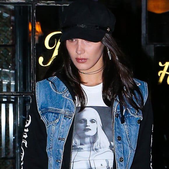 Bella Hadid, lookée rock, se promène dans les rues de East Village à New York. Le 13 janvier 2017