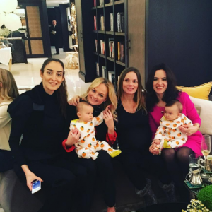 Geri Halliwell lors de sa baby-shower avec Emma Bunton et la femme de Ronnie Wood, Sally Wood, avec leurs jumelles Grace et Alice. Photo publiée sur Instagram le 14 janvier 2017