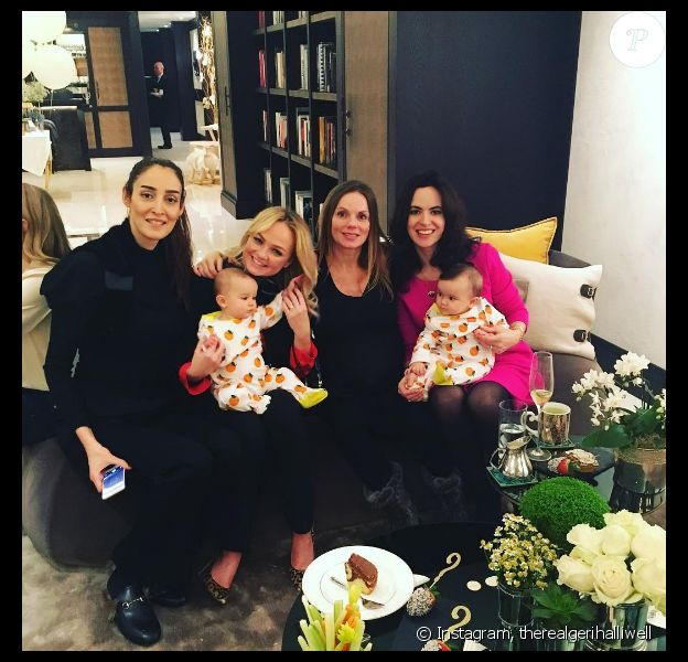 Geri Halliwell lors de sa baby-shower avec Emma Bunton et la femme de Ronnie Wood, Sally Wood, avec leurs jumelles Grace et Alice. Photo publiée sur Instagram le 14 janvier 2017