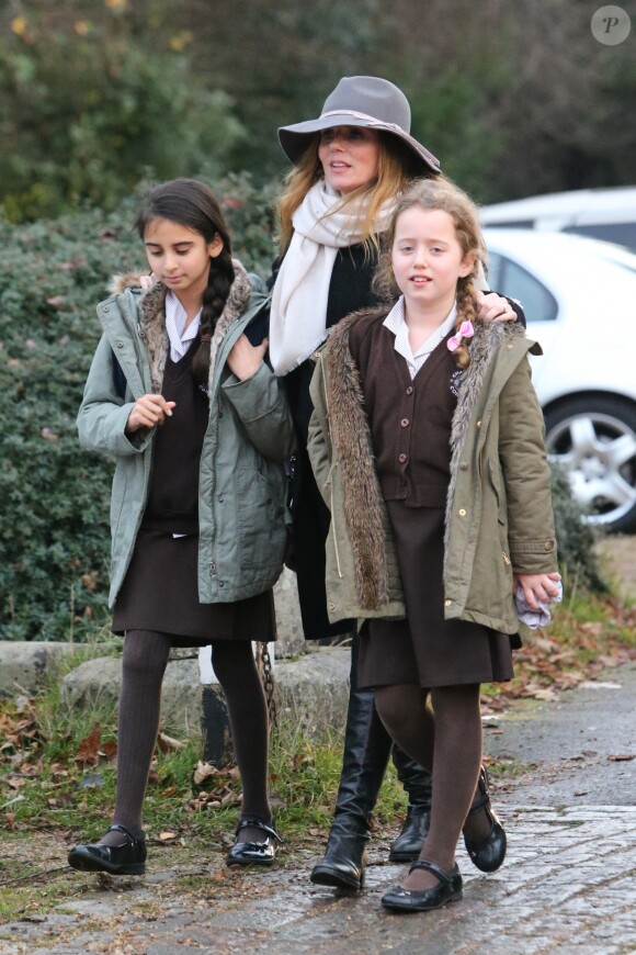 Exclusif - Geri Halliwell (enceinte) accompagnée de sa mère Ana María Hidalgo va chercher sa fille Bluebell à l'école à Londres, le 9 décembre 2016