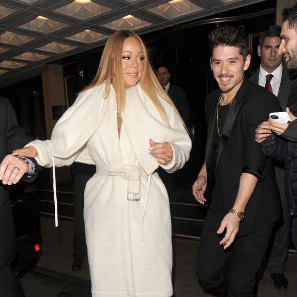 Mariah Carey quitte son hôtel avec son danseur Bryan Tanaka pour se rendre à une réception de mariage à l'hôtel Landmark, ils sont revenus à leur hôtel vers 2h30 du matin alors que Maria avait changé de tenue à Londres le 15 janvier 2017