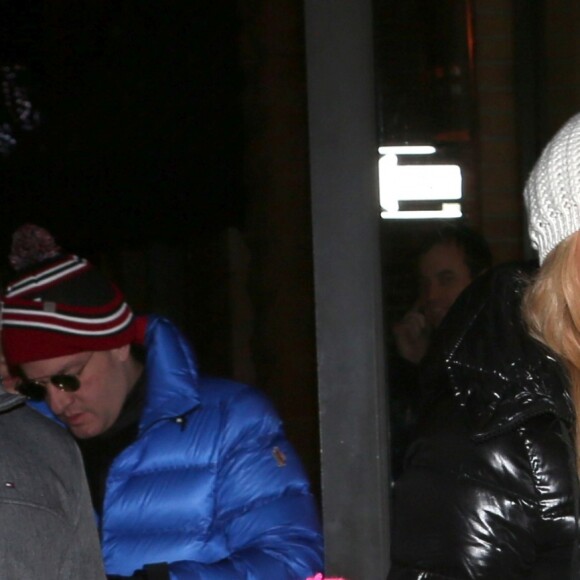 Exclusif - Mariah Carey fait du shopping avec ses enfants Moroccan et Monroe dans la boutique Louis Vuitton avec une coupe de champagne à la main à Aspen dans le Colorado le 23 décembre 2016.