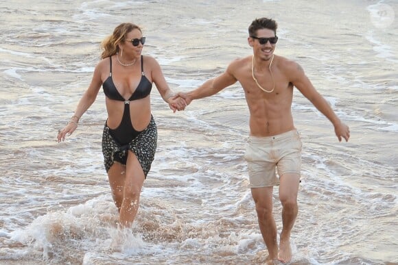 Exclusif - Mariah Carey et son nouveau compagnon le chorégraphe Bryan Tanaka s'embrassent et s'amusent sur la plage à Hawaii, le 28 novembre 2016