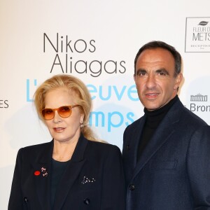 Sylvie Vartan et Nikos Aliagas - Vernissage de l'exposition "L'épreuve du Temps" de Nikos Aliagas au Palais Brongniart à Paris, le 16 janvier 2017.