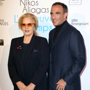 Sylvie Vartan et Nikos Aliagas - Vernissage de l'exposition "L'épreuve du Temps" de Nikos Aliagas au Palais Brongniart à Paris, le 16 janvier 2017.