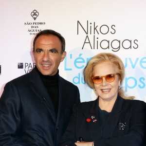Sylvie Vartan et Nikos Aliagas - Vernissage de l'exposition "L'épreuve du Temps" de Nikos Aliagas au Palais Brongniart à Paris, le 16 janvier 2017.