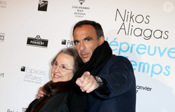 Nikos Aliagas et sa mère Harula - Vernissage de l'exposition "L'épreuve du Temps" de Nikos Aliagas au Palais Brongniart à Paris, le 16 janvier 2017.