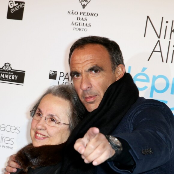 Nikos Aliagas et sa mère Harula - Vernissage de l'exposition "L'épreuve du Temps" de Nikos Aliagas au Palais Brongniart à Paris, le 16 janvier 2017.