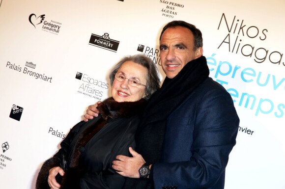 Nikos Aliagas et sa mère Harula - Vernissage de l'exposition "L'épreuve du Temps" de Nikos Aliagas au Palais Brongniart à Paris, le 16 janvier 2017.