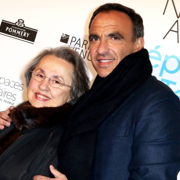 Nikos Aliagas et sa mère Harula - Vernissage de l'exposition "L'épreuve du Temps" de Nikos Aliagas au Palais Brongniart à Paris, le 16 janvier 2017.