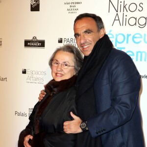 Nikos Aliagas et sa mère Harula - Vernissage de l'exposition "L'épreuve du Temps" de Nikos Aliagas au Palais Brongniart à Paris, le 16 janvier 2017.