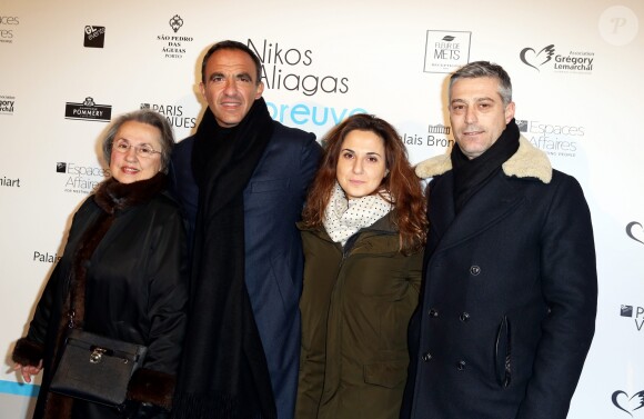 Nikos Aliagas et sa mère Harula, Maria Aliagas et son compagnon Nikos - Vernissage de l'exposition "L'épreuve du Temps" de Nikos Aliagas au Palais Brongniart à Paris, le 16 janvier 2017.