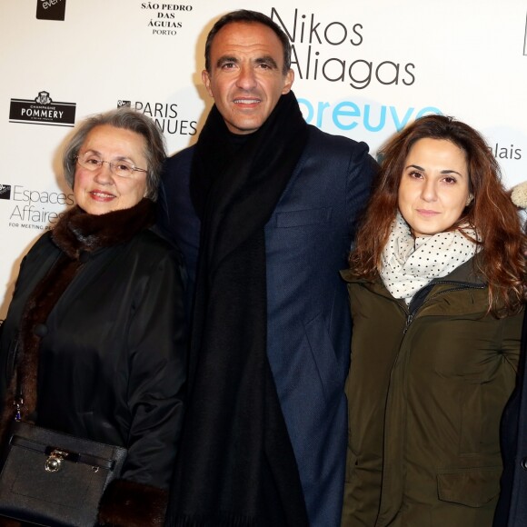 Nikos Aliagas et sa mère Harula, Maria Aliagas et son compagnon Nikos - Vernissage de l'exposition "L'épreuve du Temps" de Nikos Aliagas au Palais Brongniart à Paris, le 16 janvier 2017.