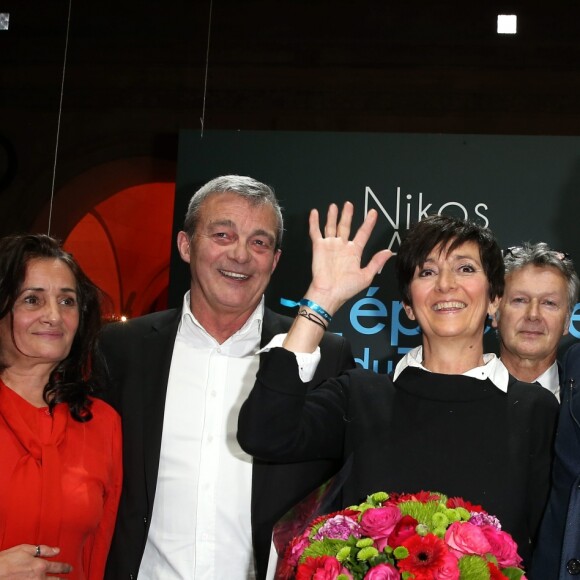 Patricia Houg, Laurence et Pierre Lemarchal (Parents de Grégory Lemarchal) et Nikos Aliagas - Vernissage de l'exposition "L'épreuve du Temps" de Nikos Aliagas au Palais Brongniart à Paris, le 16 janvier 2017.