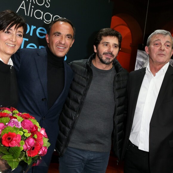 Nikos Aliagas et Patrick Fiori entre Laurence et Pierre Lemarchal (les parents de Grégory Lemarchal) - Vernissage de l'exposition "L'épreuve du Temps" de Nikos Aliagas au Palais Brongniart à Paris, le 16 janvier 2017.