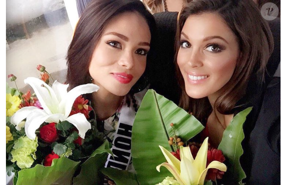 Iris Mittenaere (Miss France 2016) à Manille pour le concours Miss Univers 2016, en janvier 2017. Ici avec Miss Honduras.