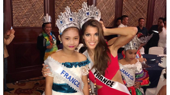 Miss Univers 2016 : Iris Mittenaere, divine, prend la pose avec ses concurrentes