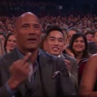 Dwayne Johnson fait un doigt d'honneur et choque devant sa fille Simone