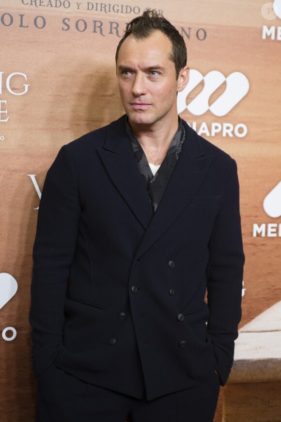Jude Law à la première de la série "The Young Pope" au cinéma Palafox, à Madrid, Espagne, le 11 octobre 2016.  Jude Law attends the The Young Pope premiere at Palafox cinema in Madrid, Spain on October 11, 2016.11/10/2016 - Madrid