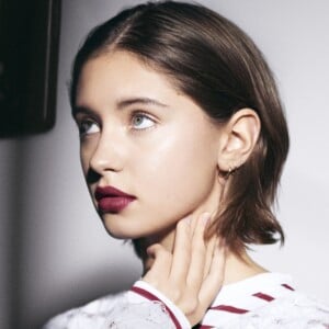 Iris Law dans les coulisses de la campagne du Liquid Lip Velvet, produit Burberry dont elle est l'égérie (janvier 2017).