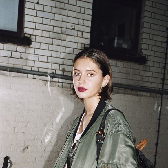 Iris Law dans les coulisses de la campagne du Liquid Lip Velvet, produit Burberry dont elle est l'égérie (janvier 2017).