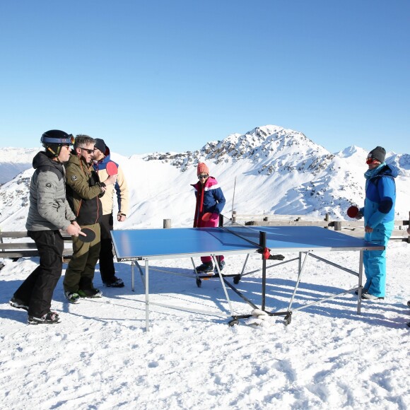 Exclusif - Prix Spécial - No Web No Blog - Isabelle Morini-Bosc, Gilles Verdez, Caroline Ithurbide - Les chroniqueurs de "Touche pas à mon poste" tournent "TPMP fait du ski" à Montgenèvre dans les Hautes-Alpes le 17 décembre 2016. Le tournage s'est déroulé du 16 au 19 décembre 2016. © Dominique Jacovides / Bestimage