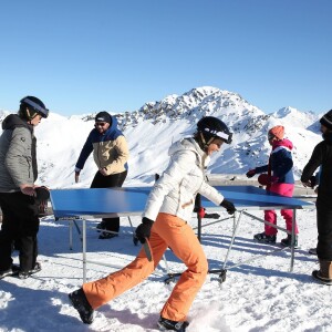 Exclusif - Jean-Michel Maire, Moktar Guétari, Isabelle Morini-Bosc, Cyril Hanouna, Caroline Ithurbide - Les chroniqueurs de "Touche pas à mon poste" tournent "TPMP fait du ski" à Montgenèvre dans les Hautes-Alpes le 17 décembre 2016. Le tournage s'est déroulé du 16 au 19 décembre 2016. © Dominique Jacovides / Bestimage