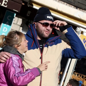 Exclusif - Enora Malagré, Moktar Guétari - Les chroniqueurs de "Touche pas à mon poste" tournent "TPMP fait du ski" à Montgenèvre dans les Hautes-Alpes le 17 décembre 2016. Le tournage s'est déroulé du 16 au 19 décembre 2016. © Dominique Jacovides / Bestimage