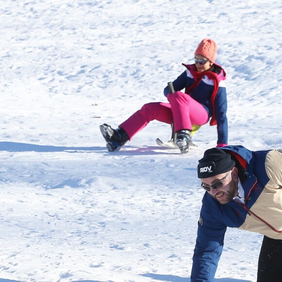 Exclusif - Isabelle Morini-Bosc, Moktar Guétari - Les chroniqueurs de "Touche pas à mon poste" tournent "TPMP fait du ski" à Montgenèvre dans les Hautes-Alpes le 17 décembre 2016. Le tournage s'est déroulé du 16 au 19 décembre 2016. © Dominique Jacovides / Bestimage