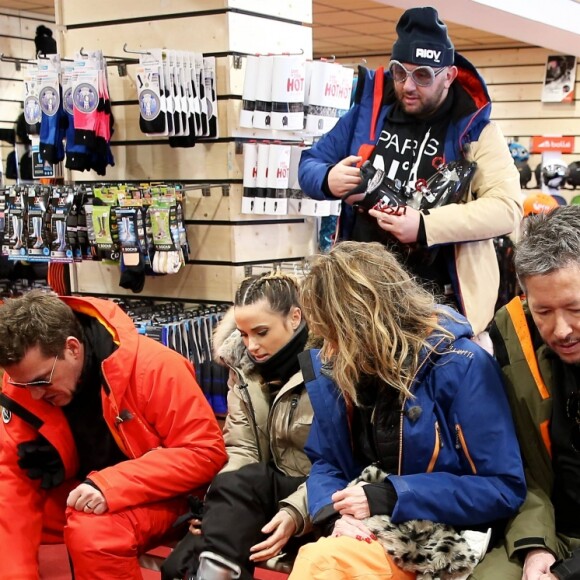 Exclusif - Benjamin Castaldi, Capucine Anav, Caroline Ithurbide, Jean-Luc Lemoine, Moktar Guétari - Les chroniqueurs de "Touche pas à mon poste" tournent "TPMP fait du ski" à Montgenèvre dans les Hautes-Alpes le 17 décembre 2016. Le tournage s'est déroulé du 16 au 19 décembre 2016. © Dominique Jacovides / Bestimage